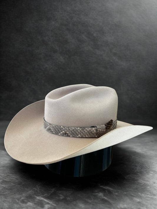 Chapeau Wilder Hat Co SnakeDeagle avec motif serpent et aigle, en tissu léger, porté sur une tête, style tendance et unique.