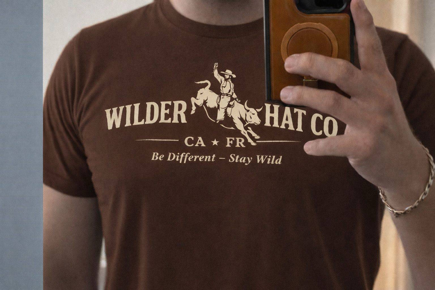 T-shirt Wild Rodeo de Wilder Hat Co, design graphique avec motif de rodeo, tissu en coton, porté sur mannequin blanc.