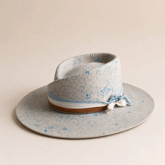 Chapeau Fedora Snowblue en feutre premium avec détails artisanaux, fabriqué par Wilder Hat Co, posé sur fond neutre.