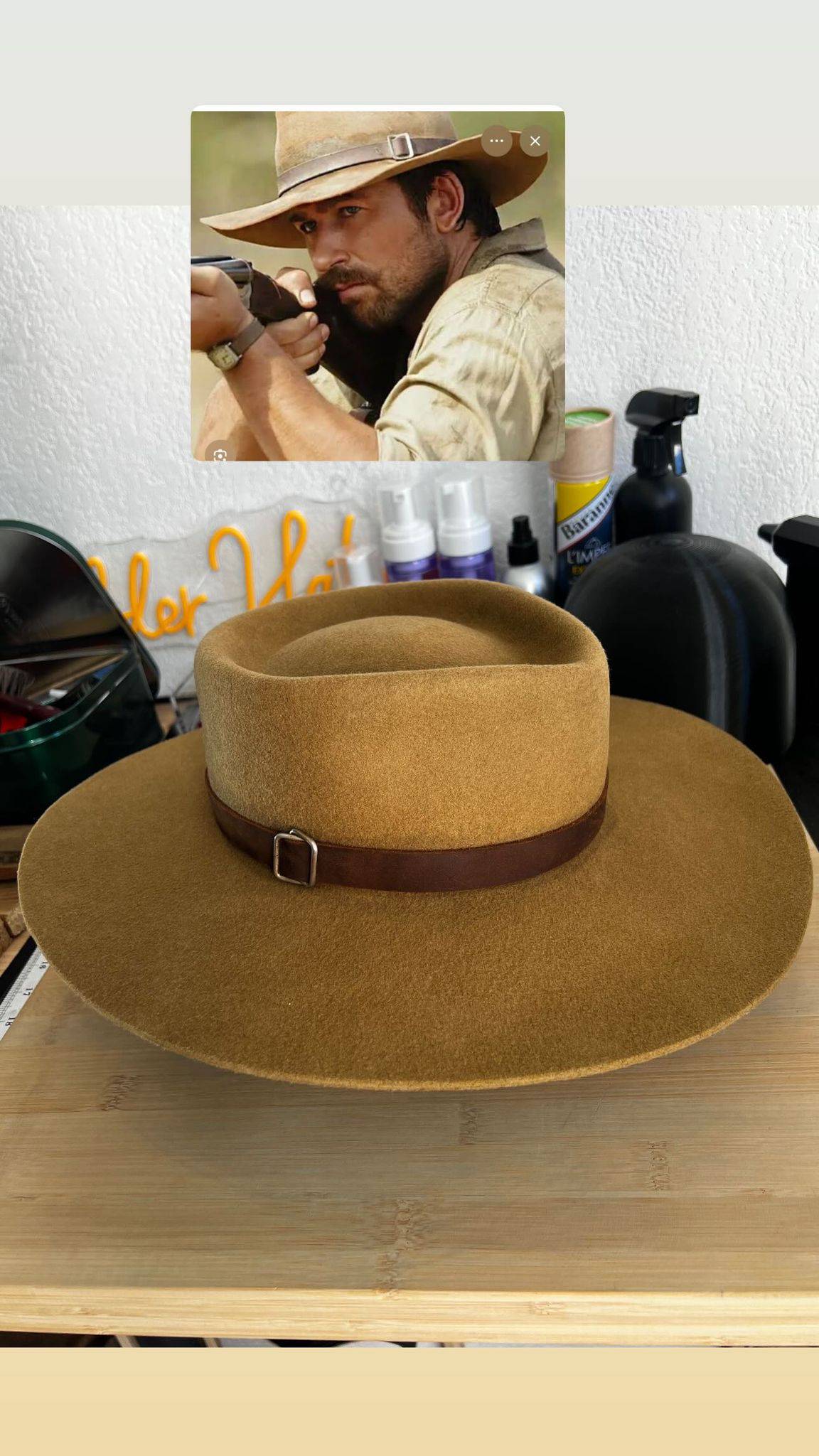 Chapeau Spencer Dutton 1923 de Wilder Hat Co, style classique et élégant avec bande en cuir, porté sur une tête humaine.