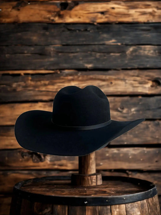 Chapeau John Dutton Yellowstone inspiré de Wilder Hat Co. porté par un modèle, en toile beige avec bord large.