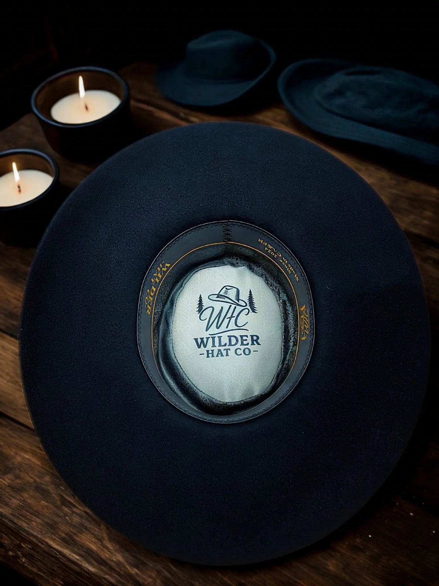 Chapeau Wilder Relic Midnight en feutre noir, style élégant et classique, porté par un modèle.