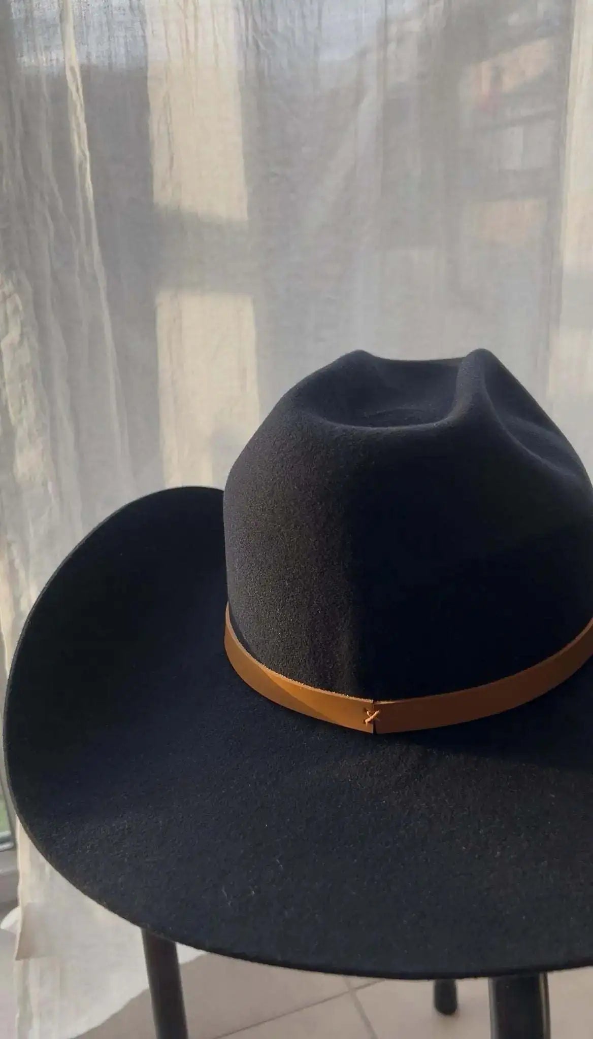 Chapeau Midnight Horizon en laine naturelle, style élégant et sophistiqué, porté par un modèle en plein air.