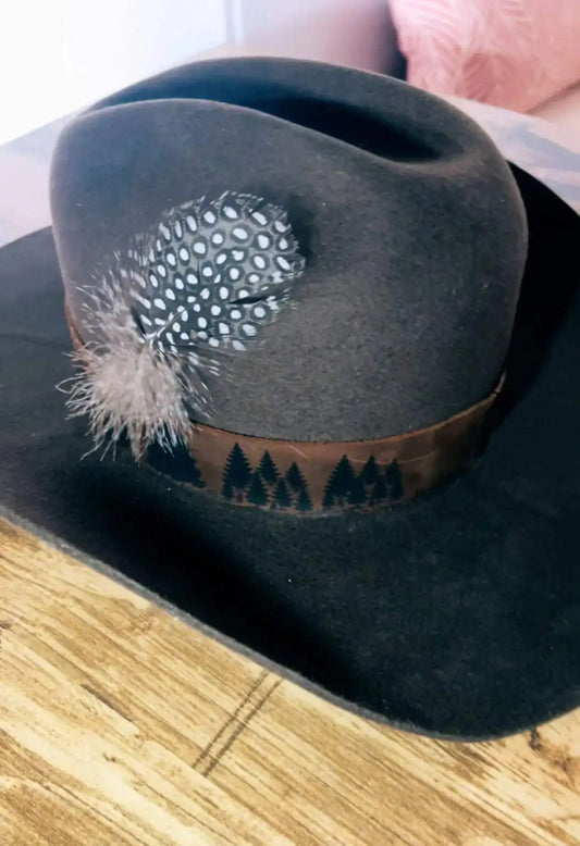 Chapeau de cowboy Lonesome Pine en feutre, style aventure et liberté, porté en plein air, avec large bord pour protection solaire.