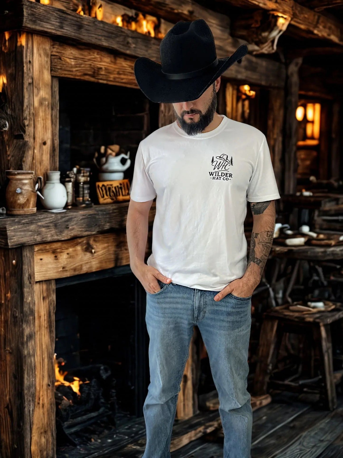 T-shirt décontracté pour un style casual, conçu par Wilder Hat Co, en coton blanc avec logo discret.