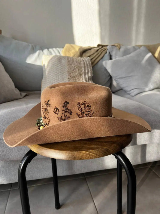 Chapeau Rosebug Wilder avec motif floral, coccinelle porte-bonheur et style western, en tissu léger et élégant.
