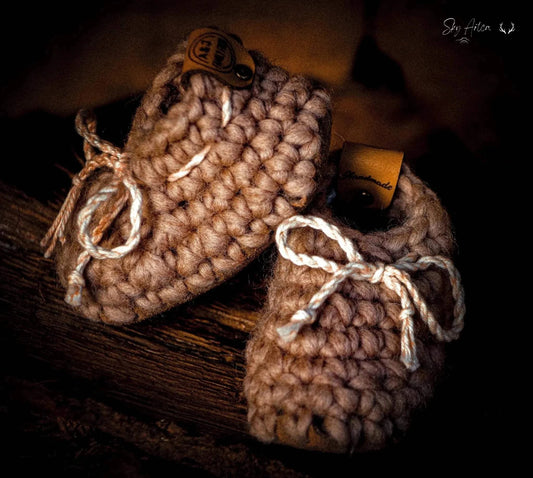 Chaussons bébé en laine naturelle modèle Loomi couleur chocolat, fabriqués par Wilder Hat Co, pour bébé de 0 à 6 mois.