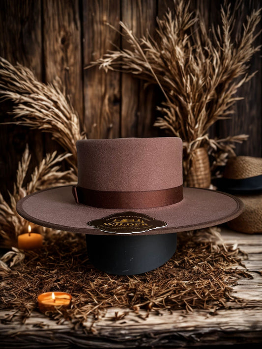 Chapeau de cowboy Copper Canyon de Wilder Hat Co, style Buckaroo en cuir marron avec décoration traditionnelle.