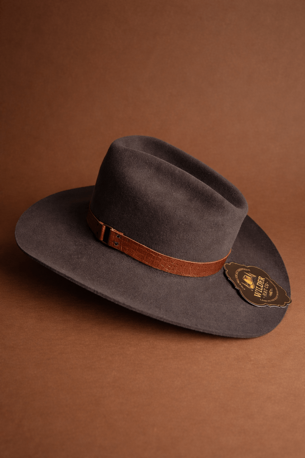 Chapeau Fedora en feutre Ironwood Reserve de Wilder Hat Co, finition élégante avec bande en tissu gris.