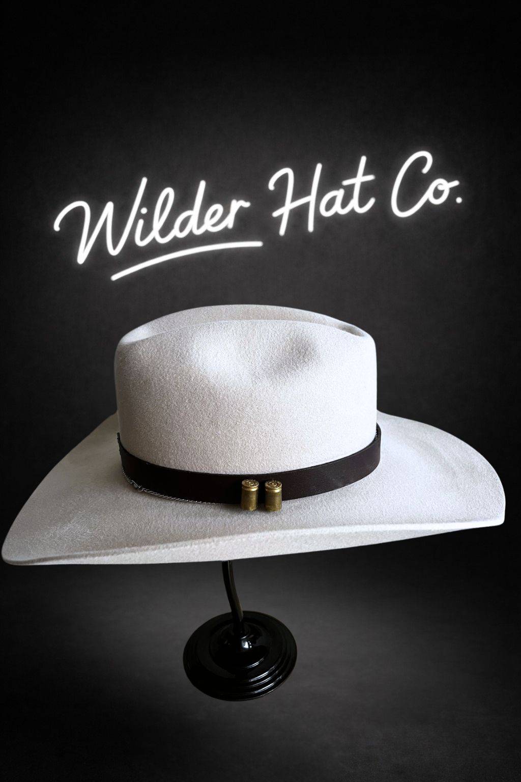 Chapeau de castor Frontier Promise 10X de Wilder Hat Co, style robuste avec finition en feutre brun, pour un look élégant et durable.