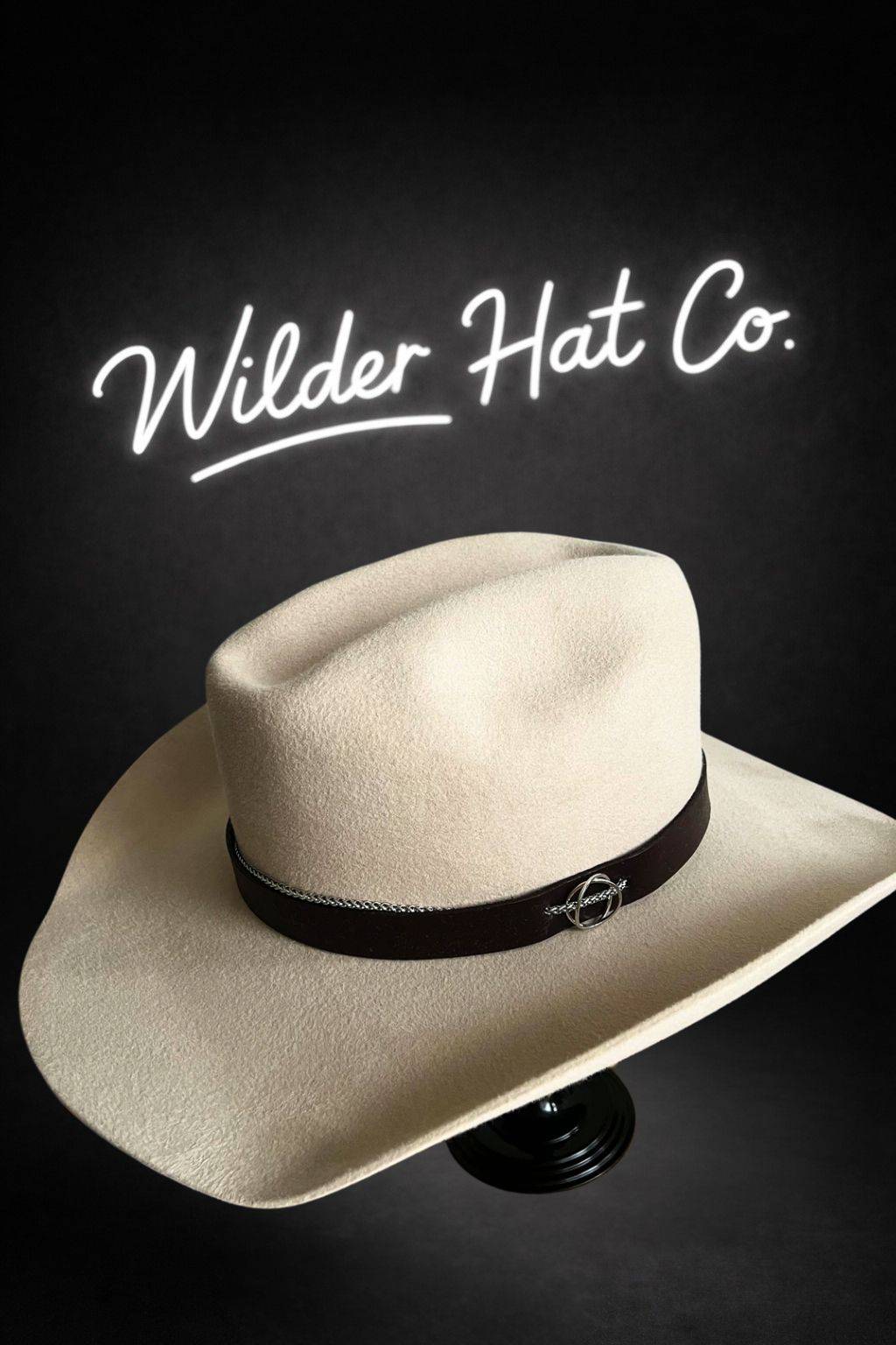 Chapeau de castor Frontier Promise 10X de Wilder Hat Co, style robuste et traditionnel, en gros plan sur le produit.