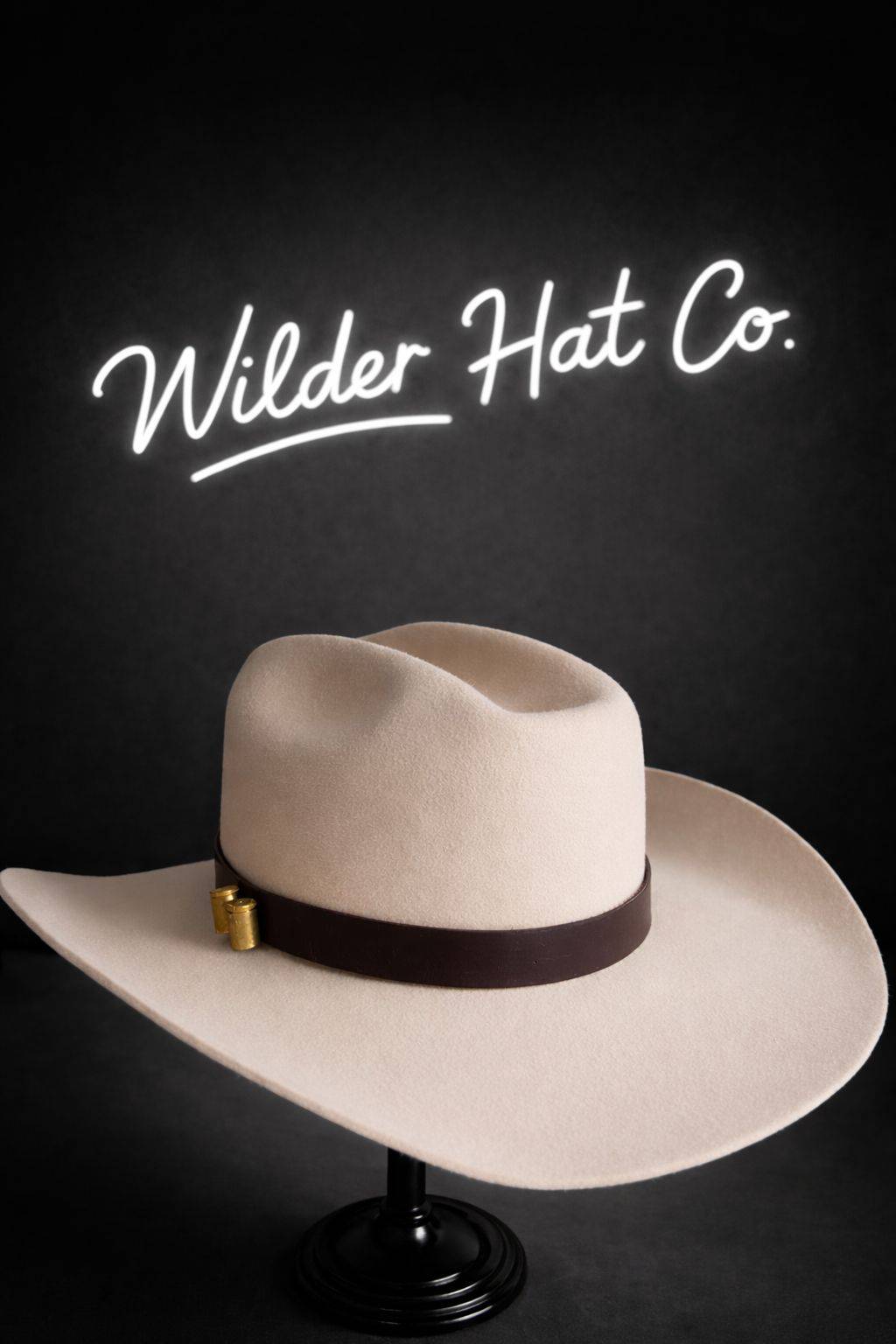 Chapeau en castor Frontier Promise 10X de Wilder Hat Co, style western avec bande en cuir et finition élégante, vue de face.