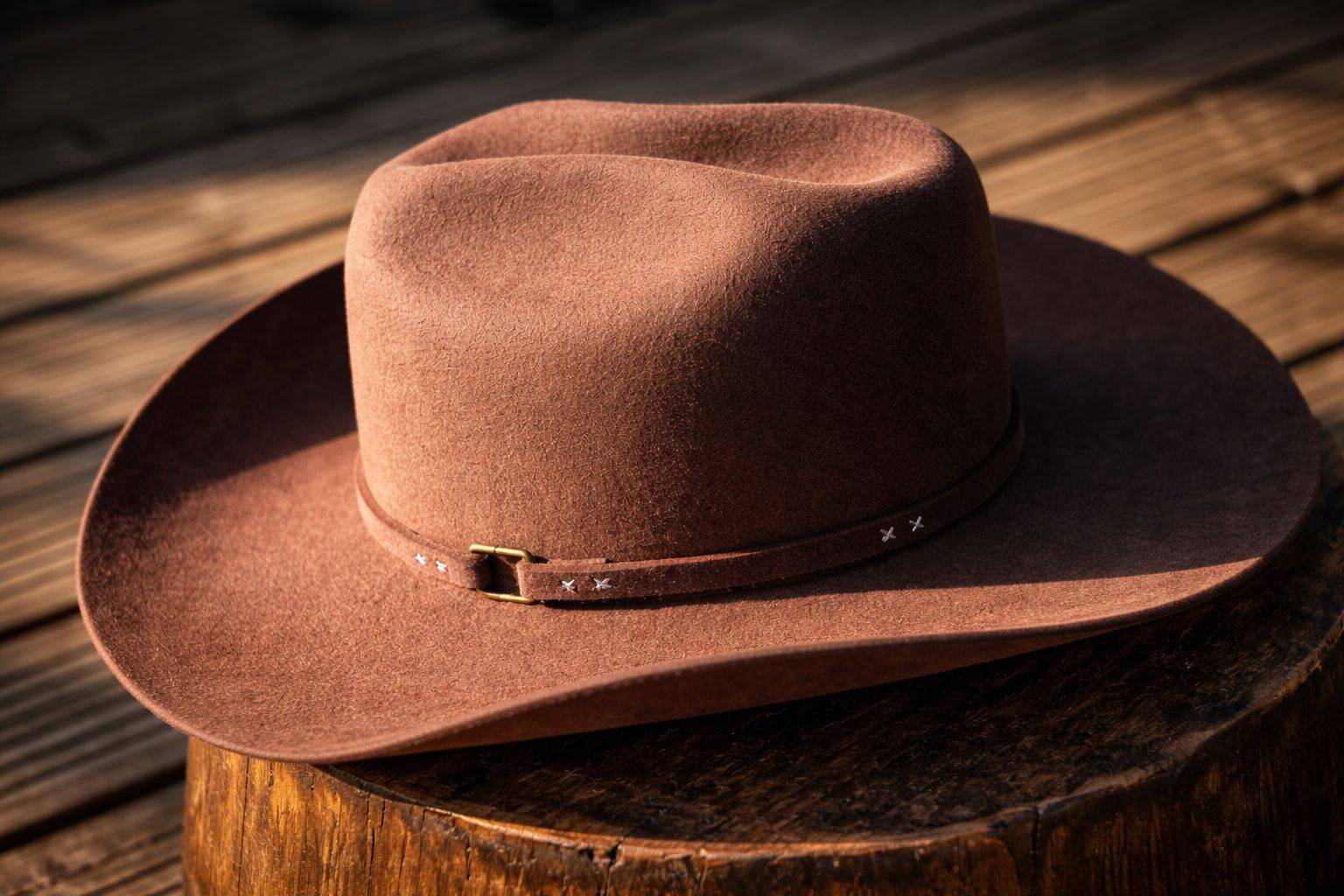Chapeau femme SIERRA LADIES en castor 10X de Wilder Hat Co, vue de face avec bande en cuir et finition élégante.