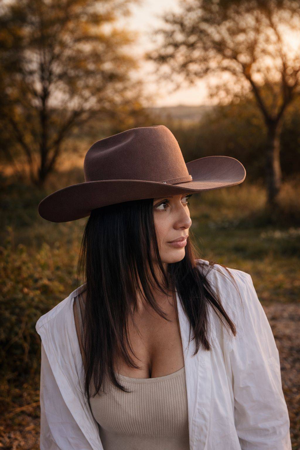 Chapeau pour femmes Sierra Ladies en castor 10X de Wilder Hat Co, en feutre beige avec bande noire.