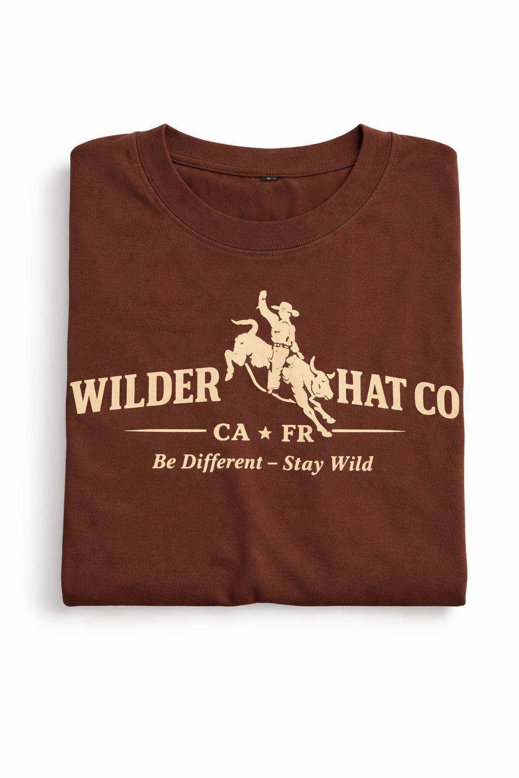 T-shirt Wild Rodeo de Wilder Hat Co, design sauvage avec logo, coton confortable, porté par un mannequin.