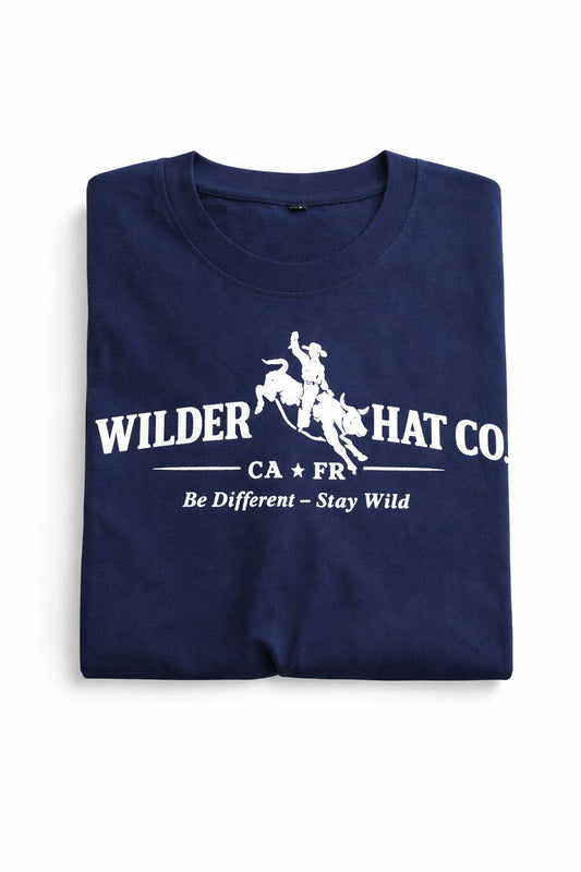 T-shirt Wild Rodeo de Wilder Hat Co, coton avec logo de taureau sauvage, porté sur mannequin, style décontracté et tendance.