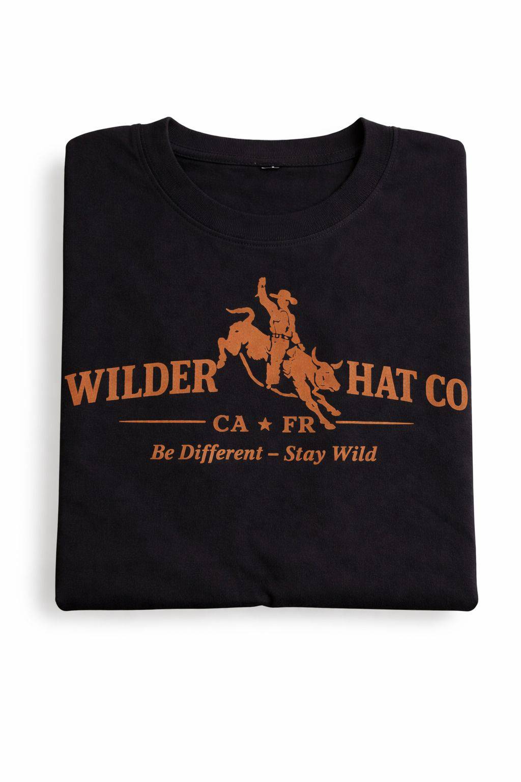 T-shirt Wild Rodeo de Wilder Hat Co, design coloré avec logo sauvage, porté sur un mannequin blanc.