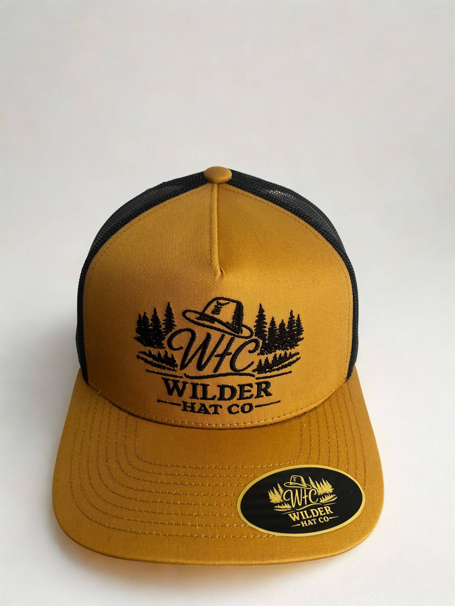 Casquette 1ère édition Wilder Hat Co, style décontracté, en tissu, avec logo discret, portée en extérieur.