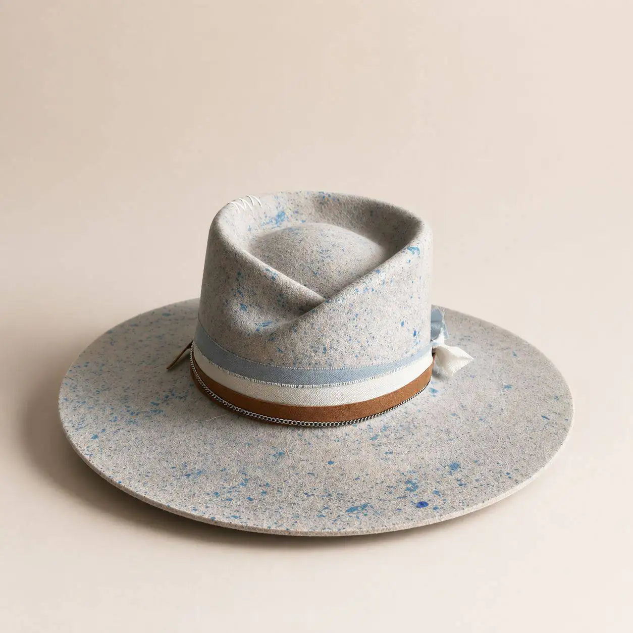 Chapeau Fedora Snowblue en feutre premium avec détails artisanaux, fabriqué par Wilder Hat Co, vue de face.