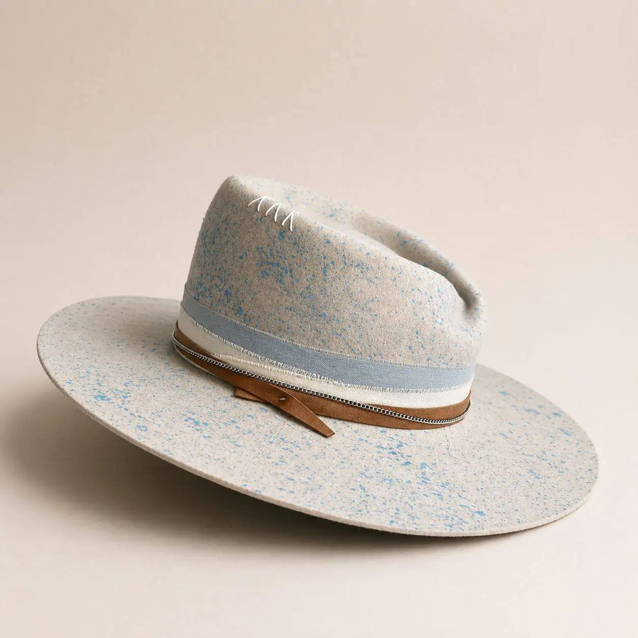 Chapeau Fedora Snowblue en feutre premium avec détails artisanaux, fabriqué par Wilder Hat Co, posé sur une surface claire.