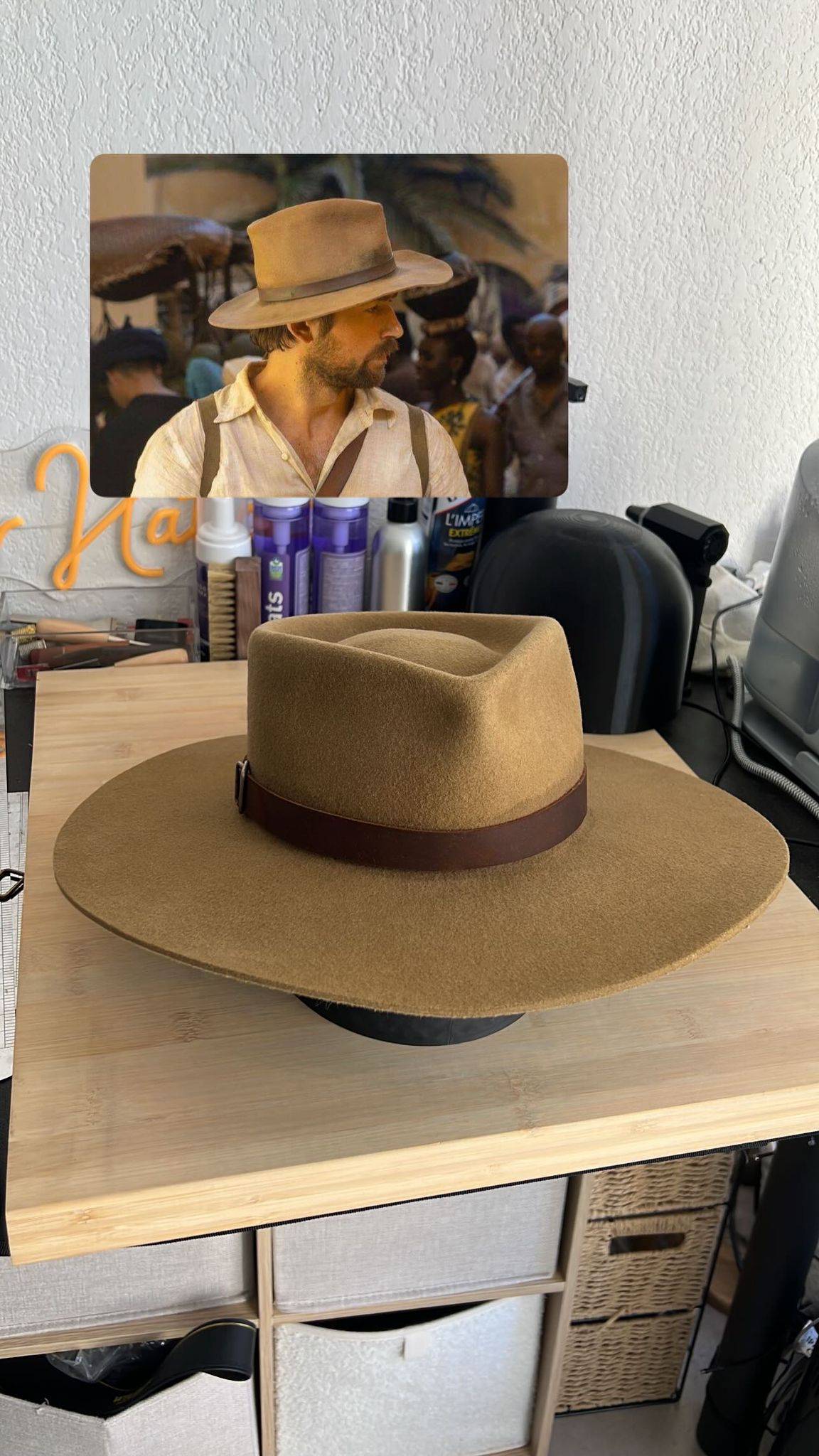 Chapeau Spencer Dutton 1923 de Wilder Hat Co, en feutre marron avec bord large et bande en cuir, style vintage élégant.