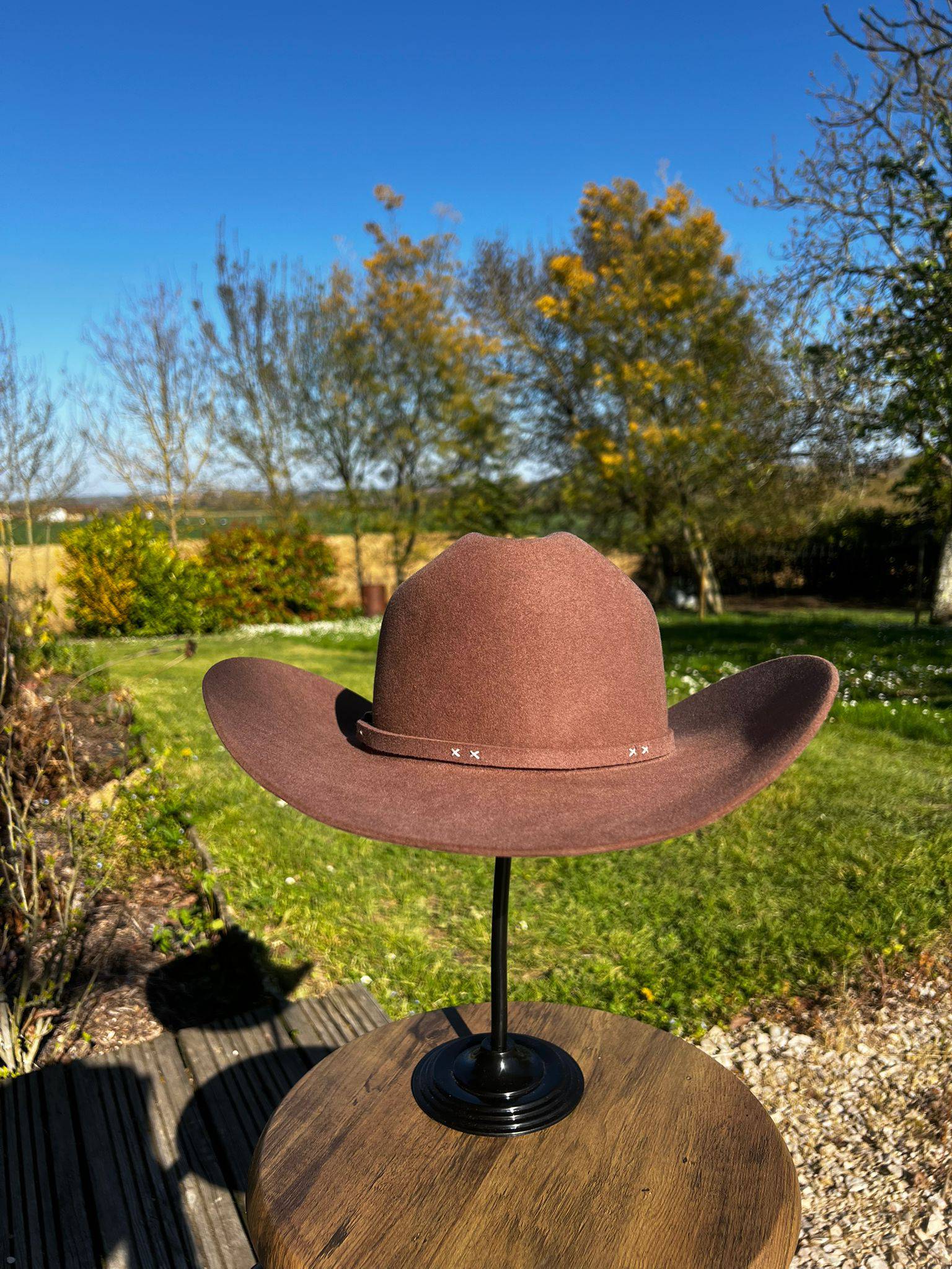 Chapeau pour femmes Sierra Ladies en 10X Beaver de Wilder Hat Co, en feutre élégant avec bande en satin beige.