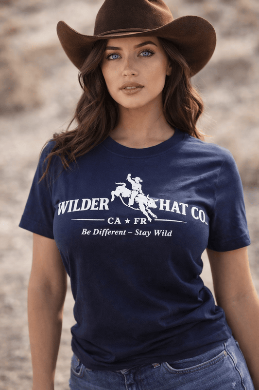 T-shirt Wild Rodeo de Wilder Hat Co avec motif de taureau et design Western, porté par un mannequin.