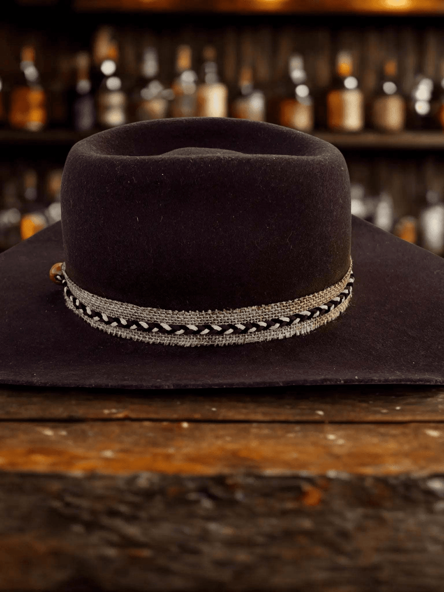 Chapeau Whiskey Ridge Rancher 2025 en feutre beige avec bande noire, style cowboy classique, vue de face.