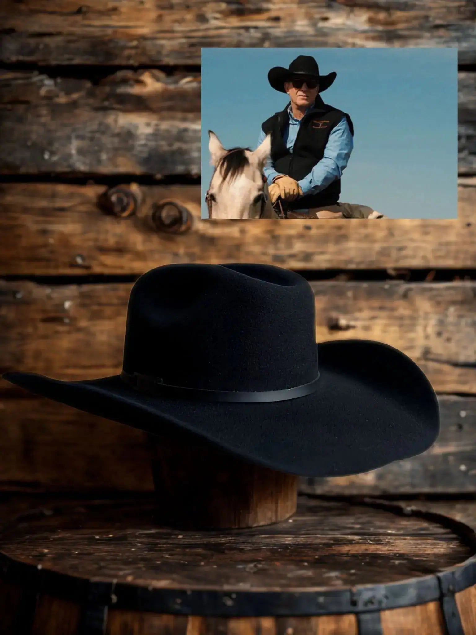 Chapeau John Dutton Yellowstone inspiré par Wilder Hat Co. porté par un modèle, en tissu beige avec bord large et style cowboy.