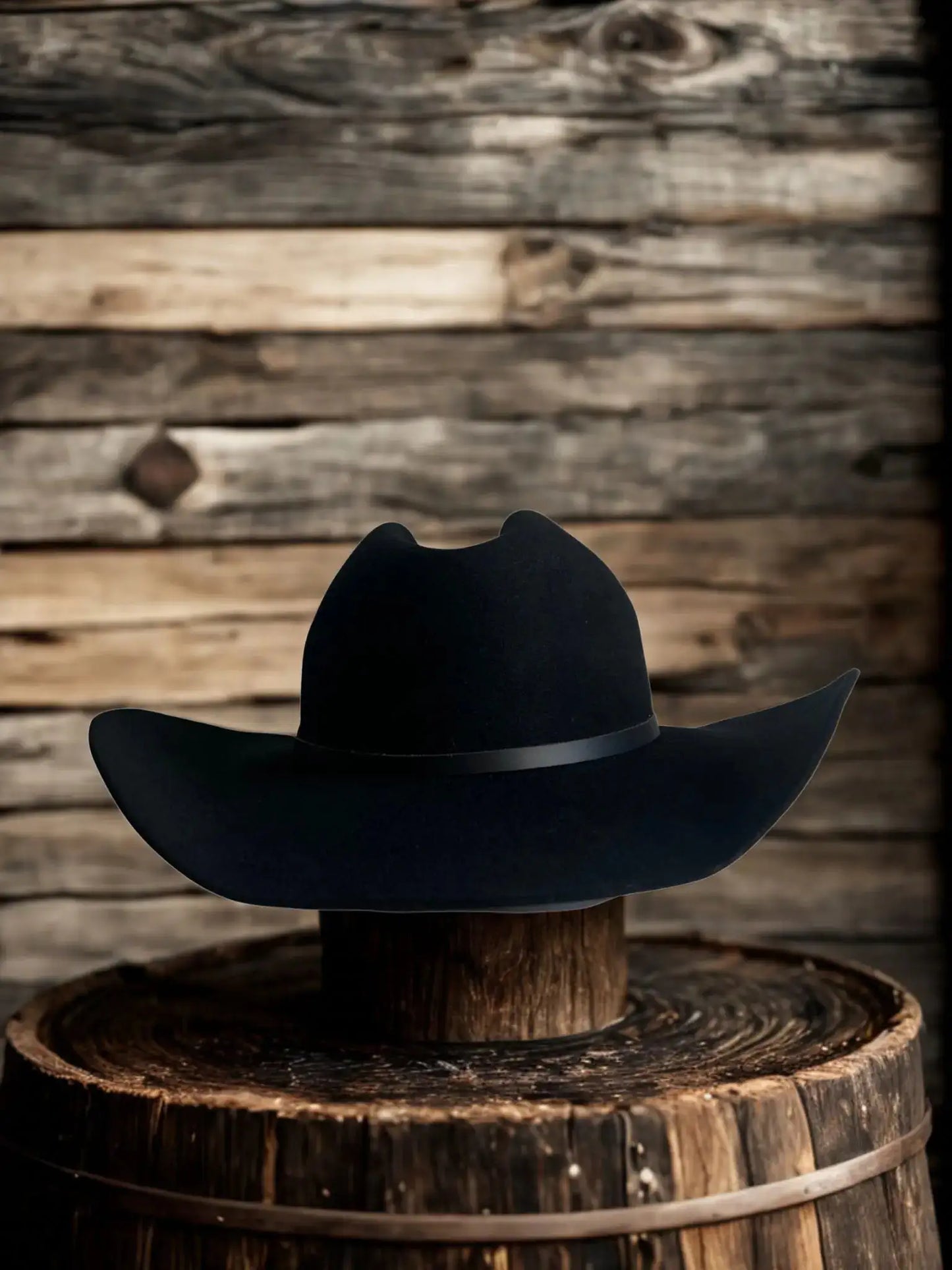 Chapeau John Dutton Yellowstone inspiré par Wilder Hat Co., en feutre brun avec large bord, style cow-boy traditionnel.