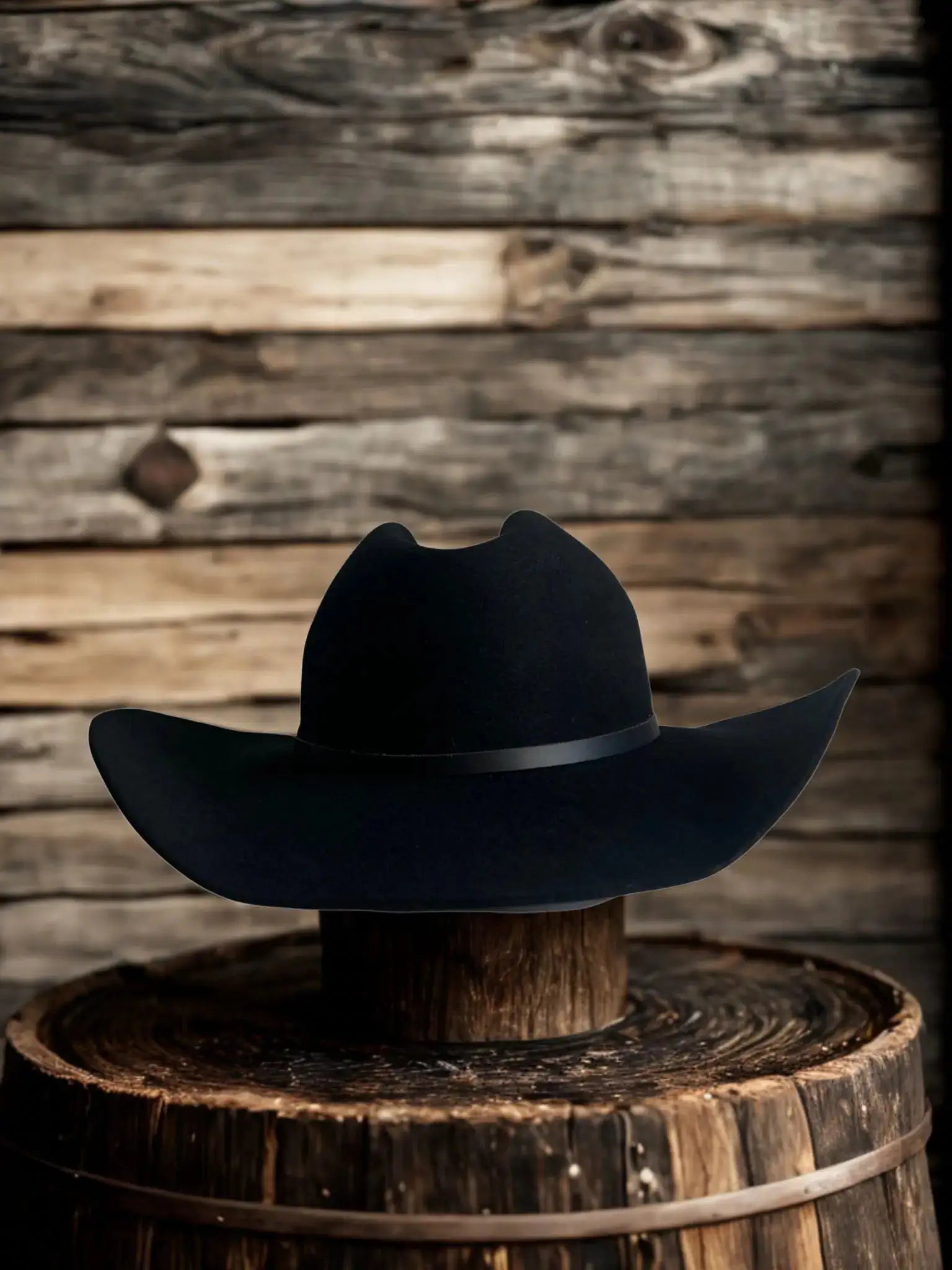 Chapeau John Dutton Yellowstone inspiré par Wilder Hat Co., en feutre brun avec large bord, style cow-boy traditionnel.