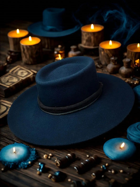 Chapeau Wilder Relic Midnight par Wilder Hat Co, élégant et classique, en tissu noir, avec bande en velours et style sophistiqué.