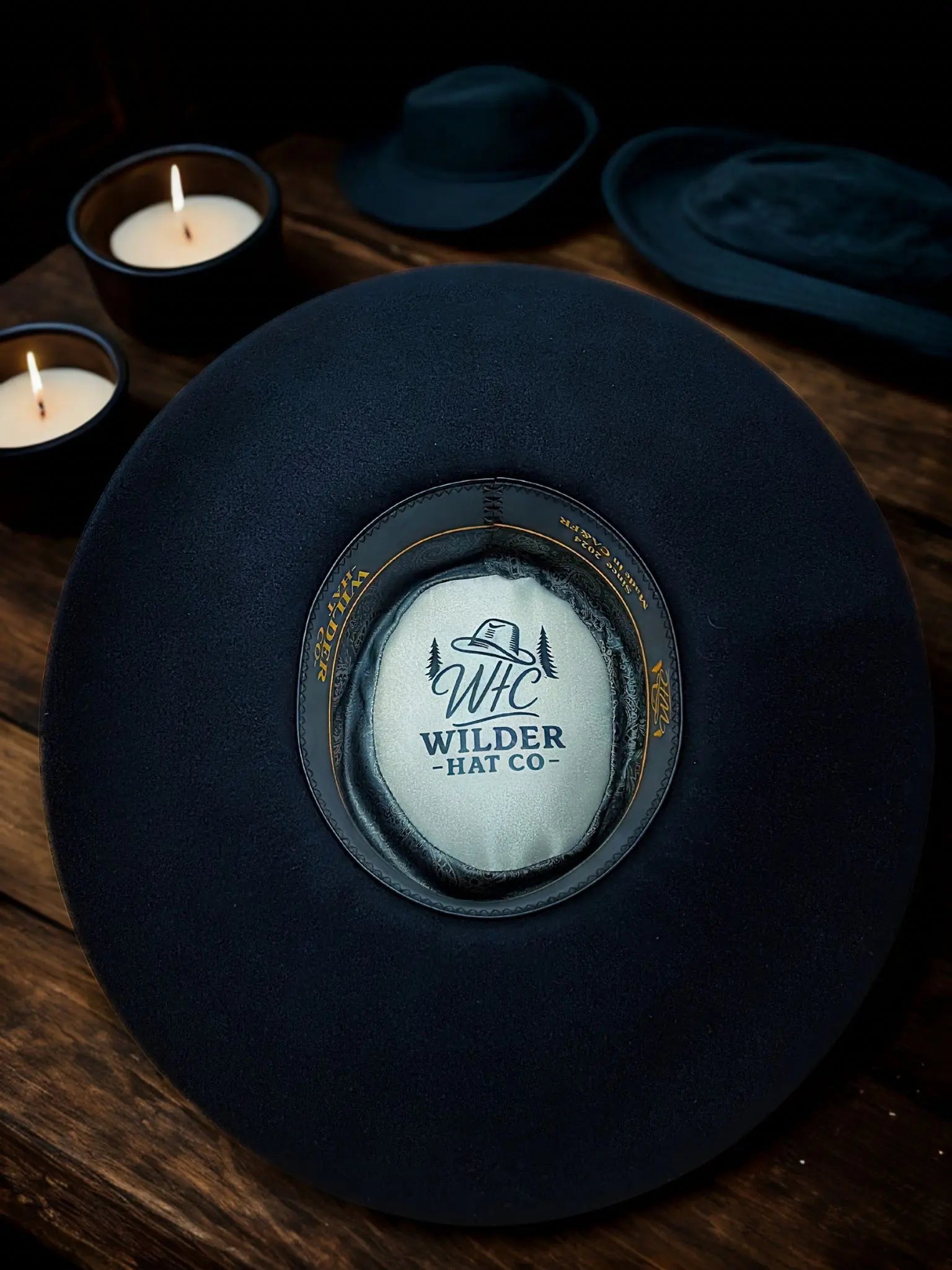 Chapeau Wilder Relic Midnight en feutre noir, style élégant et classique, porté par un modèle.