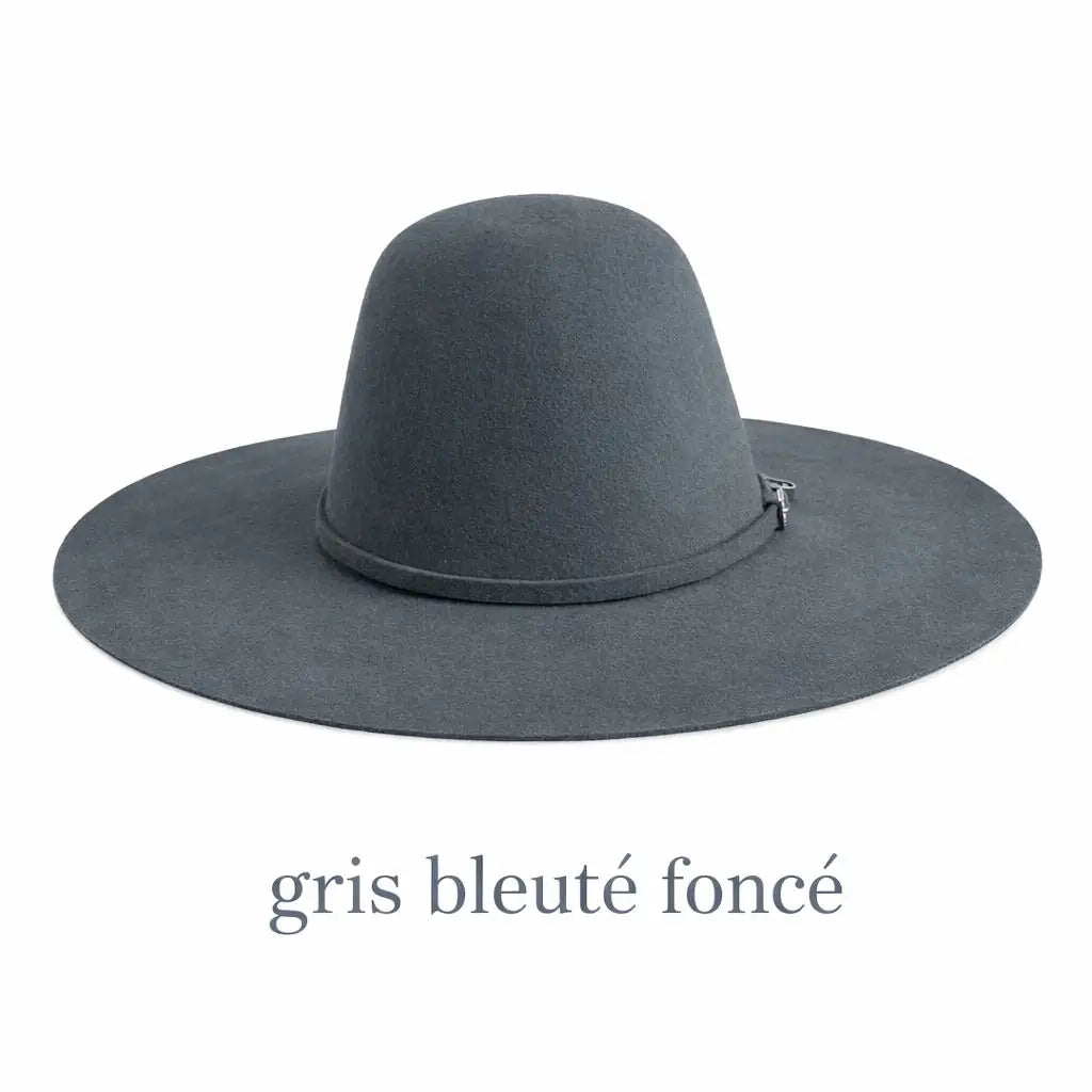 Chapeau Silver Canyon de Wilder Hat Co, style cowboy, en feutre gris avec bande noire, porté sur une tête.