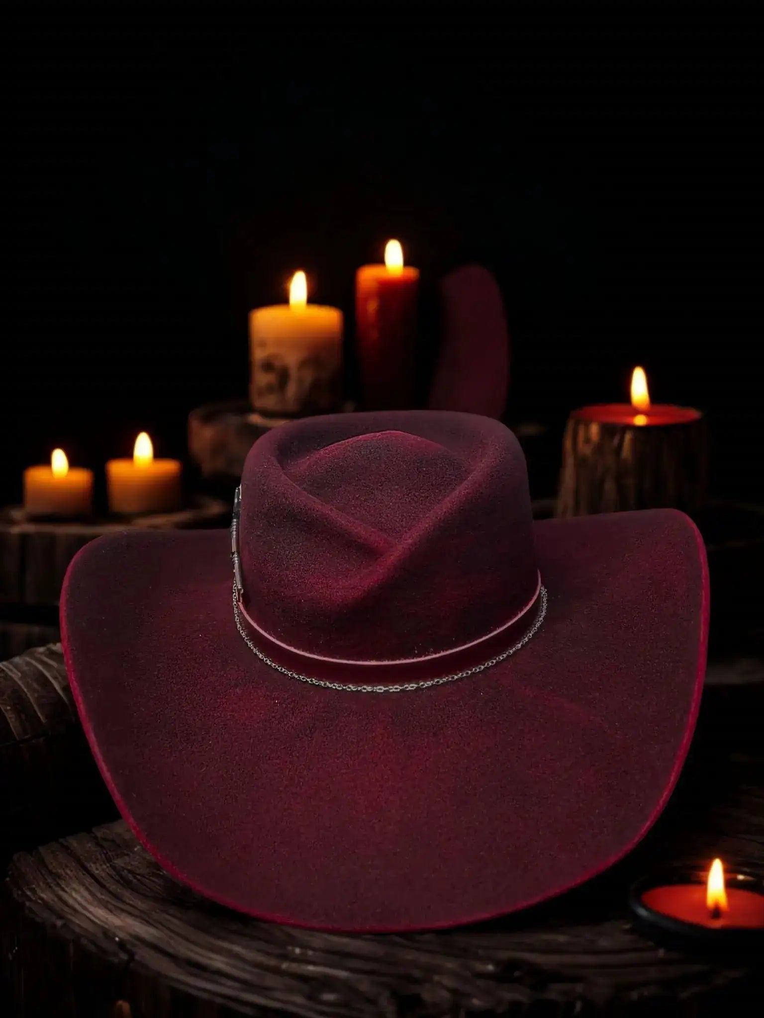 Chapeau noir "La Tempête du Diable" par Wilder Hat Co, style audacieux avec bord large et détails élégants.