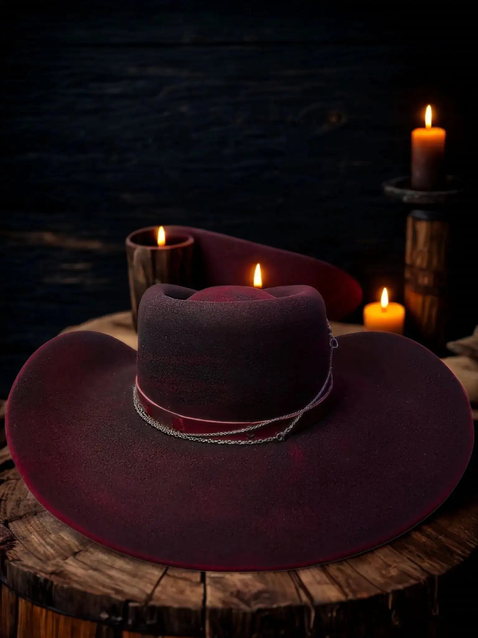 Chapeau noir "La Tempête du Diable" de Wilder Hat Co, style sombre et élégant avec détails sophistiqués.