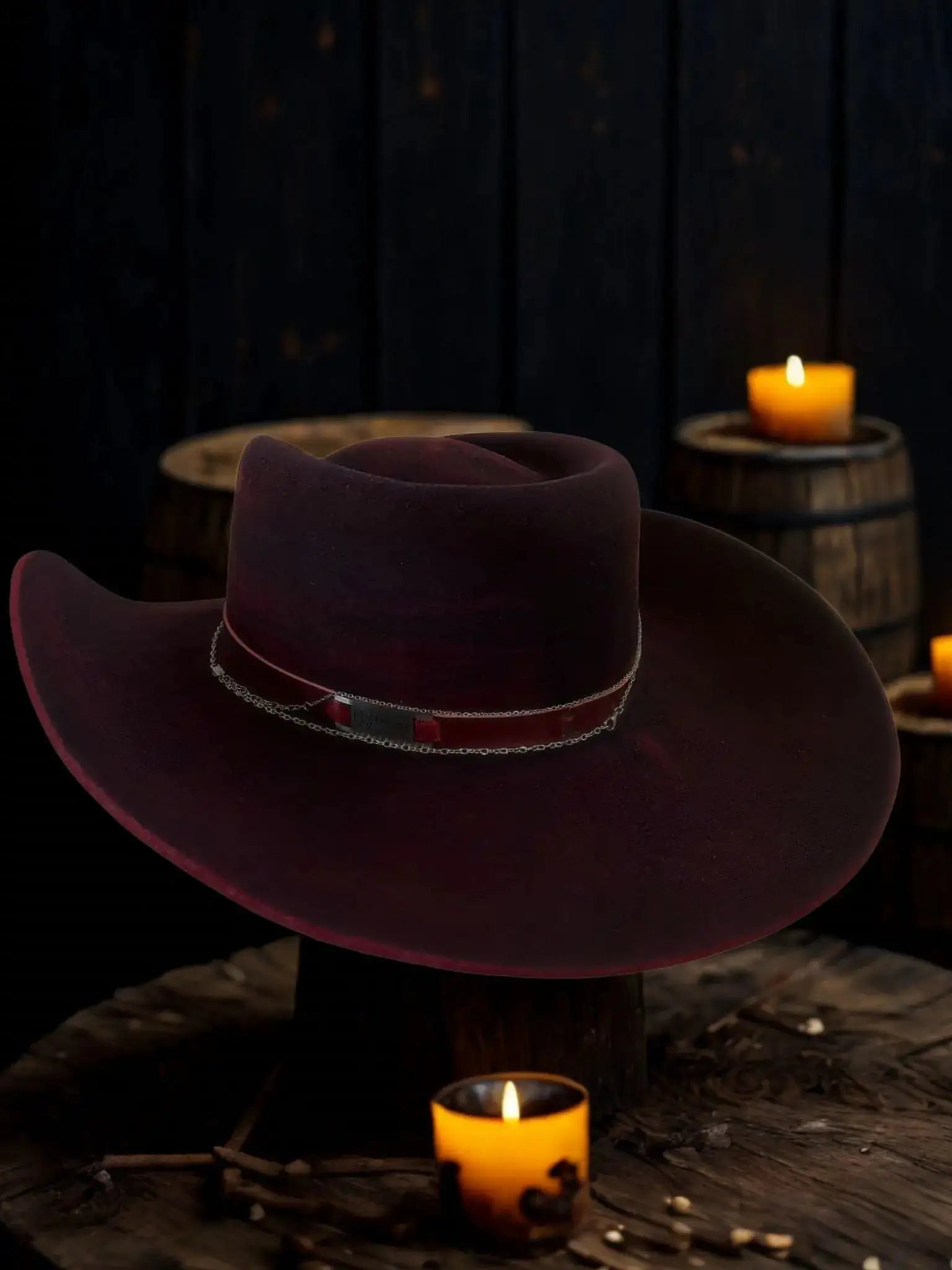 Chapeau "La Tempête du Diable" de Wilder Hat Co, style diabolique avec détails noirs et rouge, parfait pour un look audacieux.