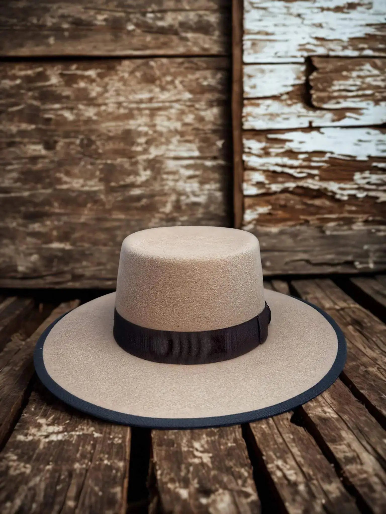 Chapeau Serenity de Wilder Hat Co, style élégant en tissu léger, porté en extérieur, vue de face en couleur neutre