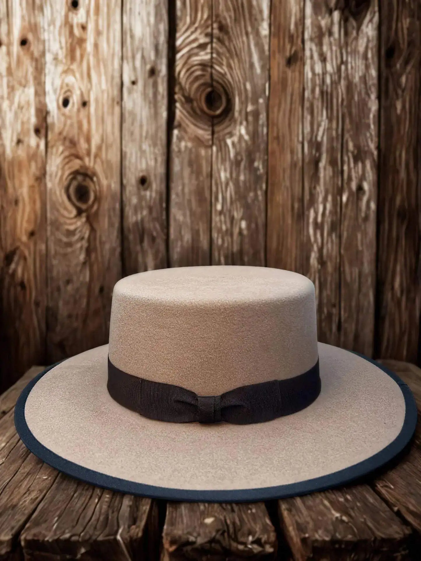 Chapeau Serenity par Wilder Hat Co, style élégant en tissu léger, porté en plein air, vue de face.
