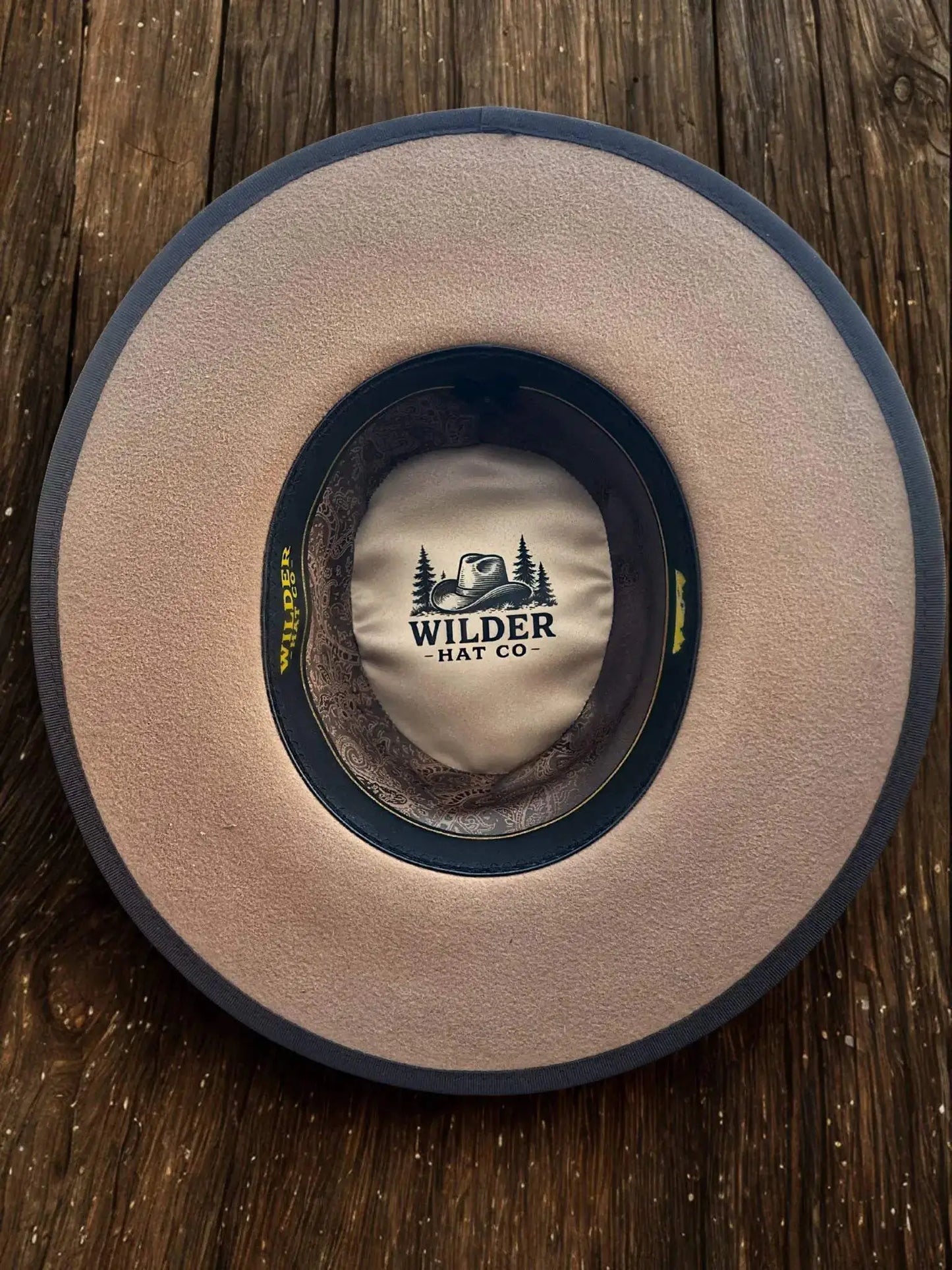 Chapeau Serenity de Wilder Hat Co, style élégant avec large bord, en tissu léger, parfait pour un look sophistiqué.