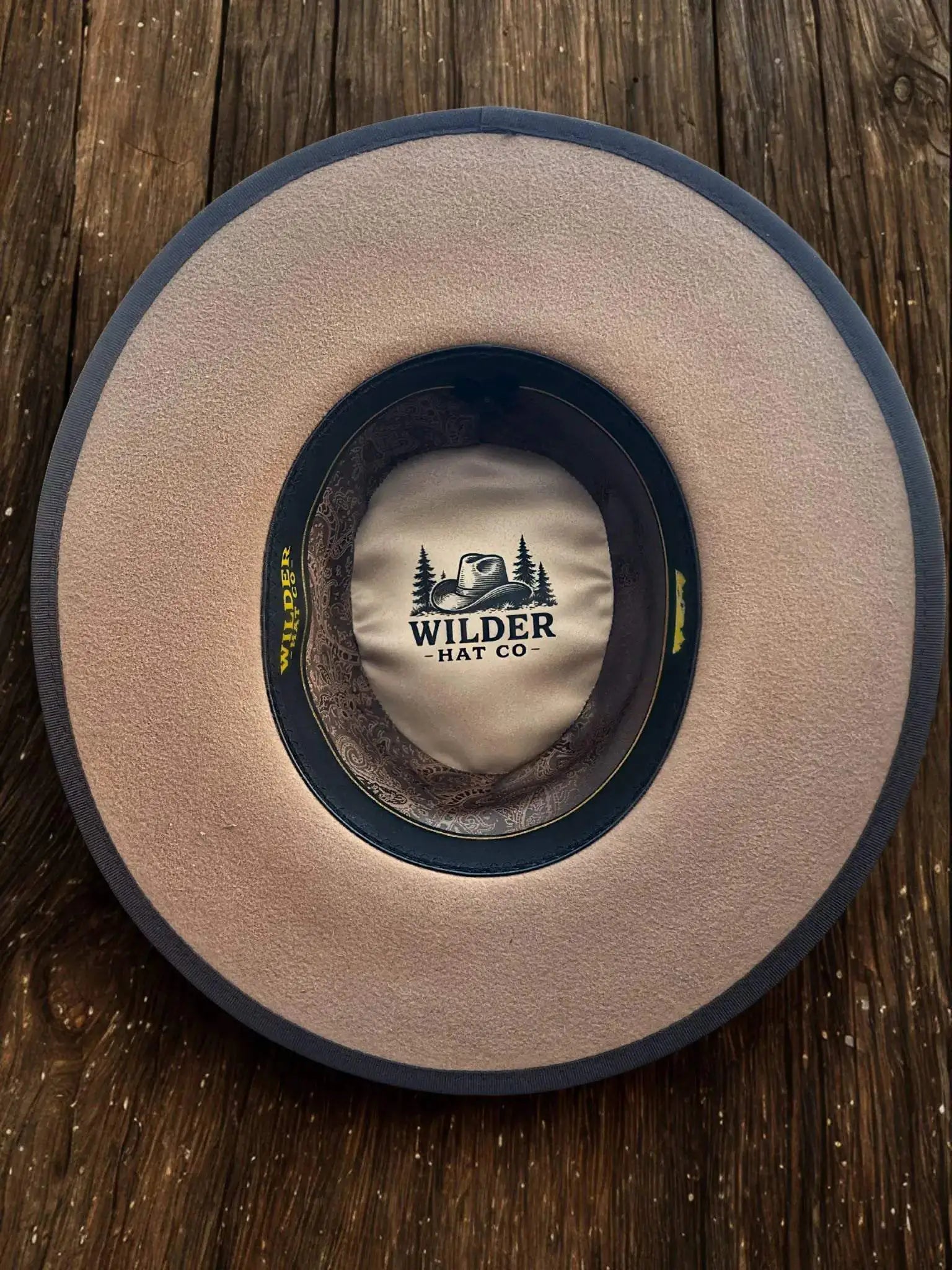 Chapeau Serenity de Wilder Hat Co, style élégant avec large bord, en tissu léger, parfait pour un look sophistiqué.