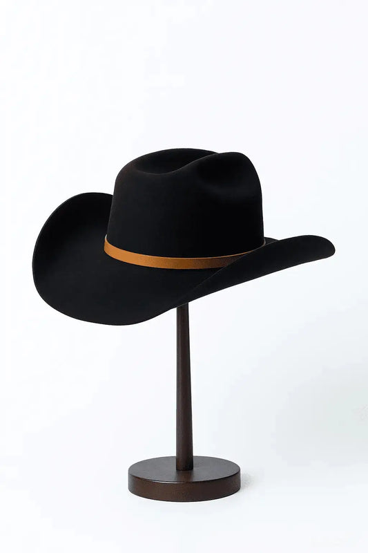 Chapeau Midnight Horizon en laine naturelle, style élégant et sophistiqué, porté par un modèle sur fond neutre.