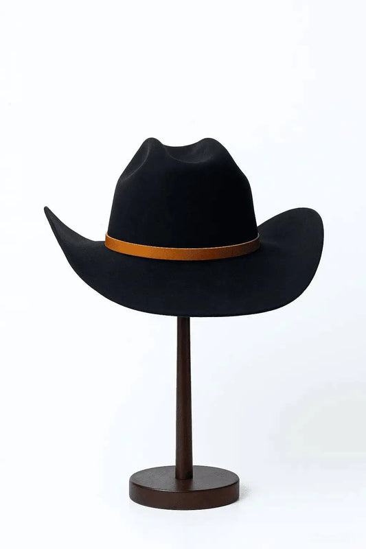 Chapeau Midnight Horizon en laine naturelle, élégant et sophistiqué, porté par un modèle avec un fond neutre.