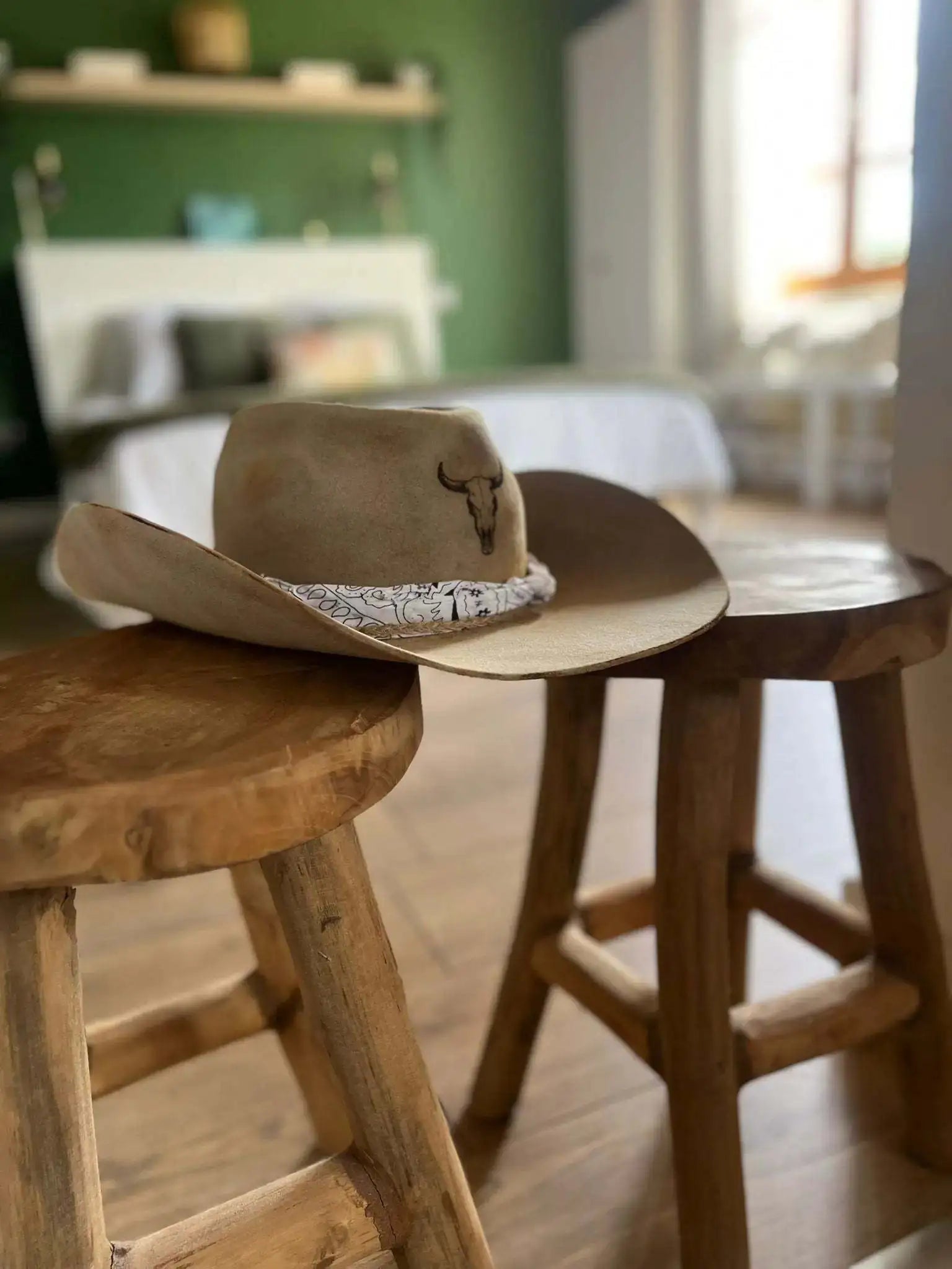 Chapeau Outlaw Trail en feutre avec large bord, style Far West, porté par un cowboy, dans un décor désertique.