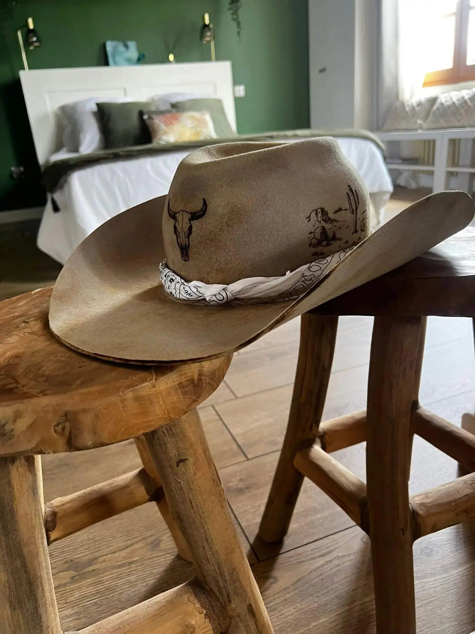 Chapeau Outlaw Trail de Wilder Shop, style Far West avec large bord et décoration en cuir, idéal pour un look western authentique