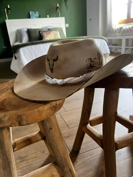 Chapeau Outlaw Trail de Wilder Shop, style Far West avec large bord et décoration en cuir, idéal pour un look western authentique