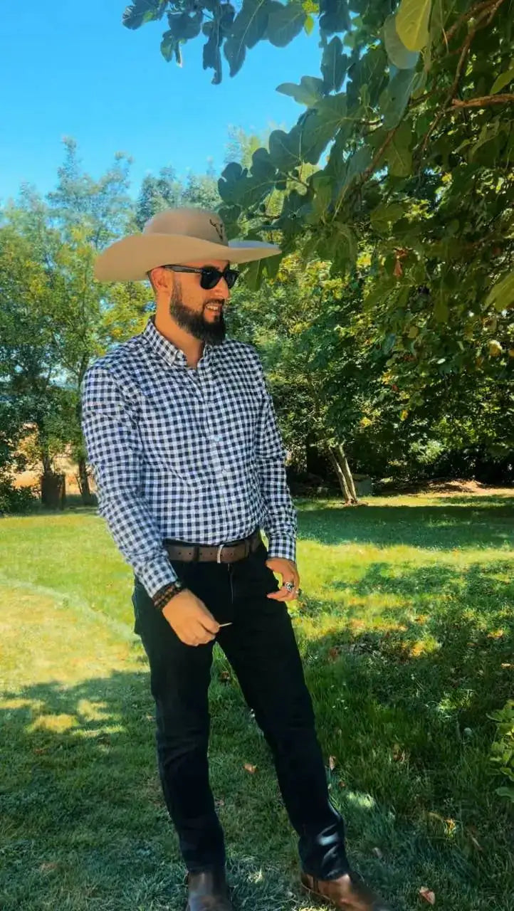 Chapeau Outlaw Trail en feutre pour un style Far West avec large bord, porté par un cowboy.