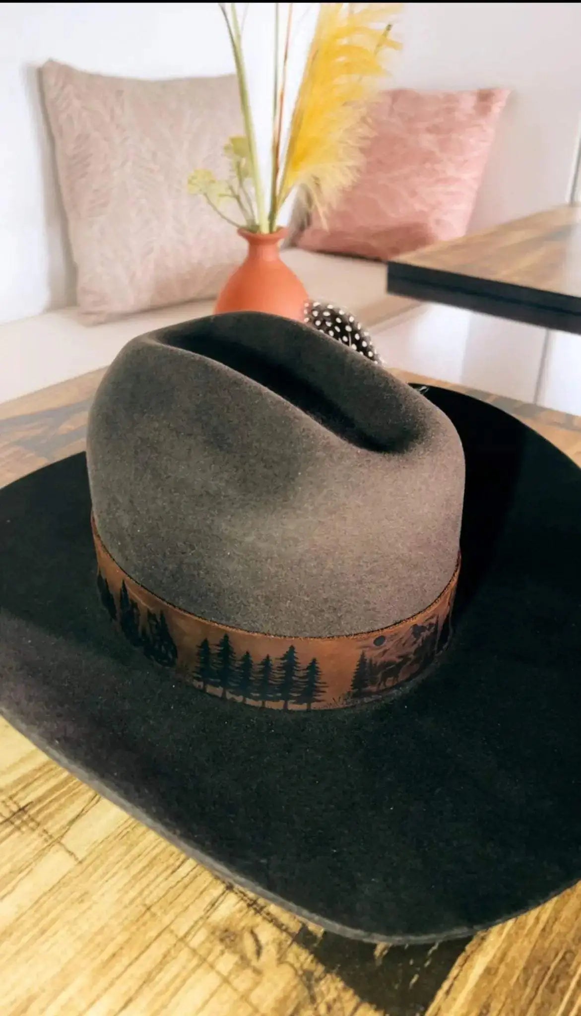 Chapeau de cowboy Lonesome Pine, style authentique, avec bord large et finition en tissu, parfait pour l'aventure en plein air.