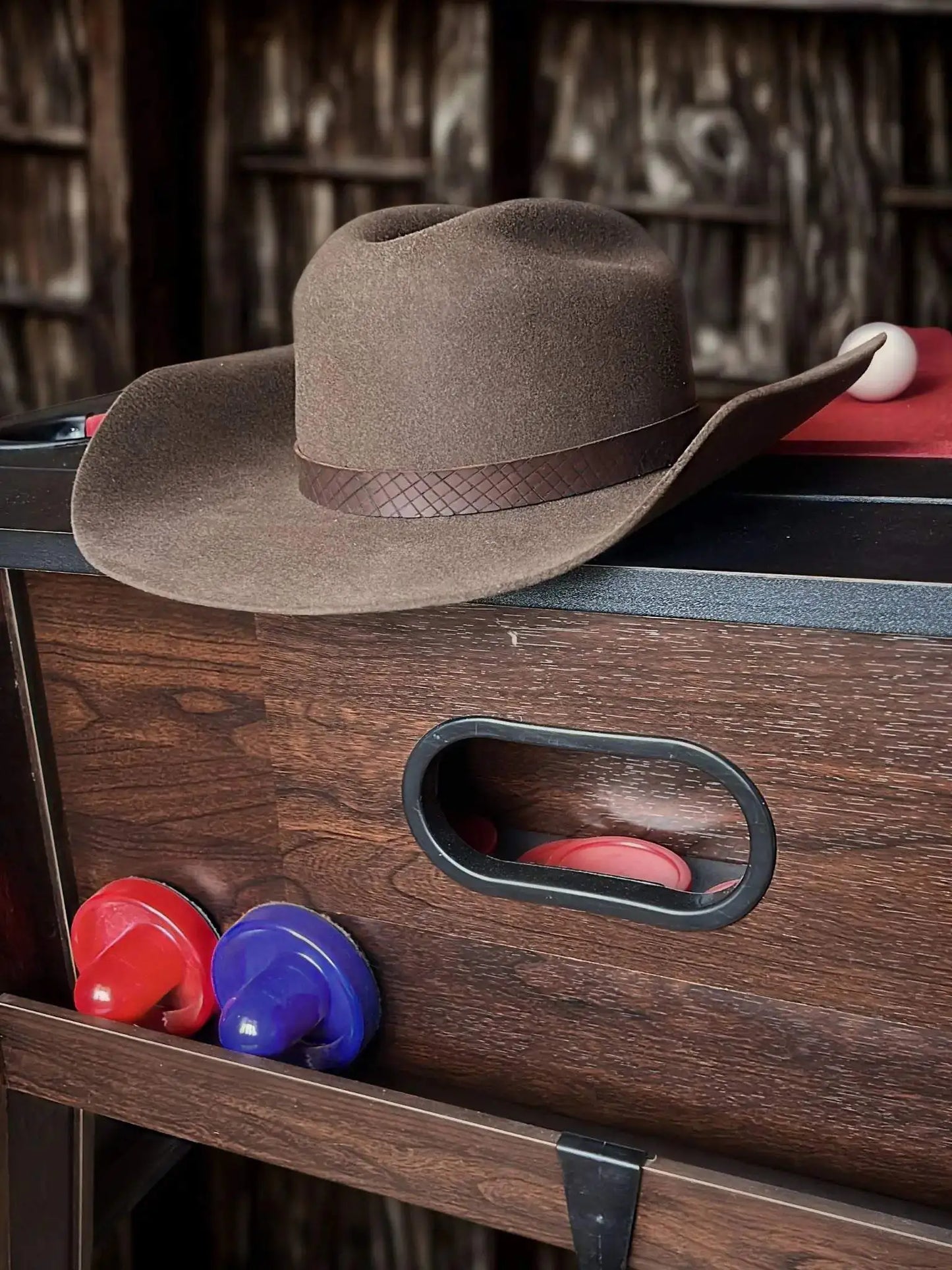 Chapeau Dustwalker en fourrure de lapin, style Far West, avec large bord et finition élégante, porté par un modèle.