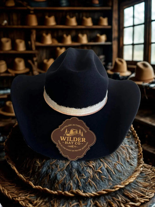 Chapeau feutre Deeploom de couleur bleu profond avec bord large, porté en situation crépusculaire, style élégant et sophistiqué.